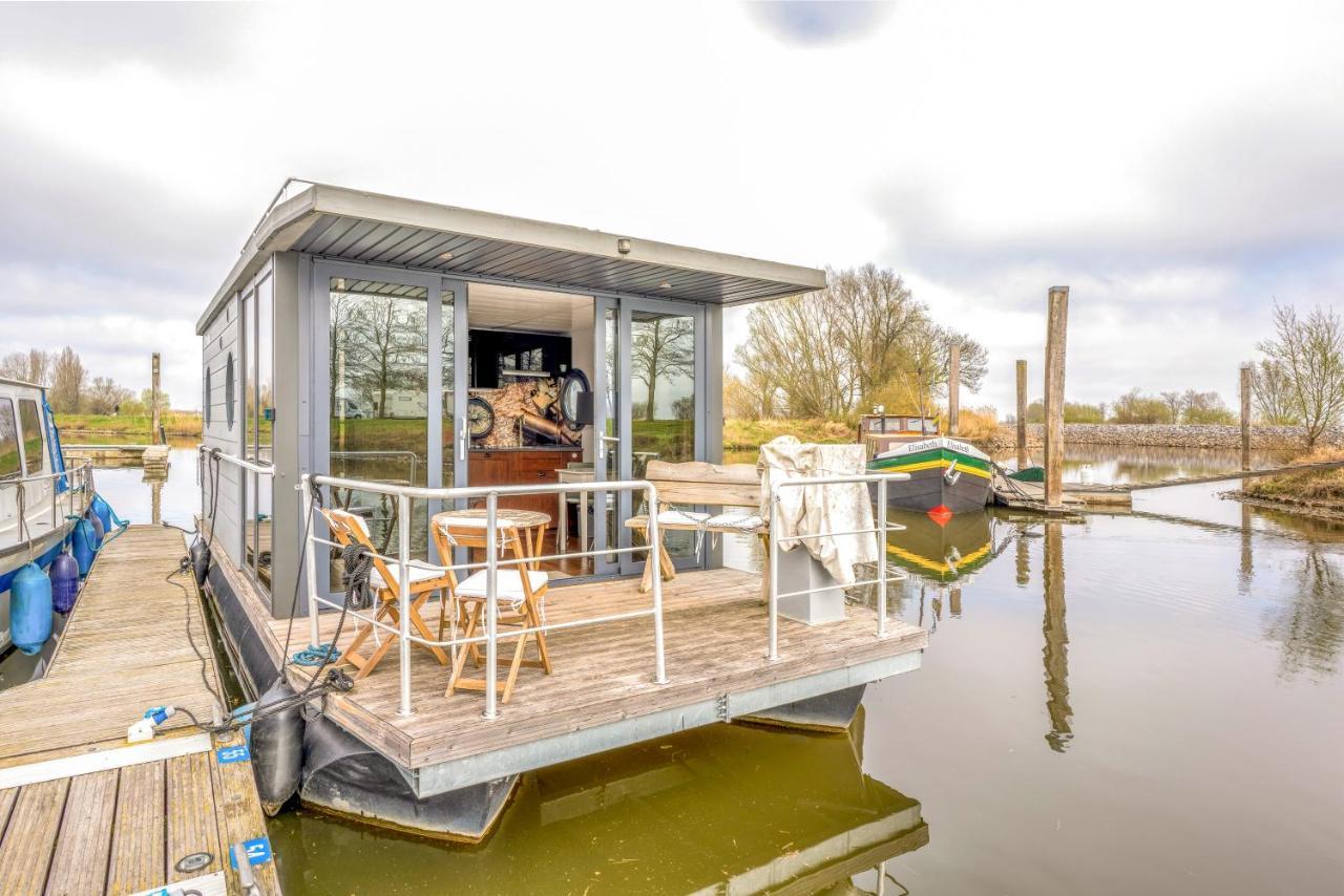 Tiny Hanzeboat Botel Hattem