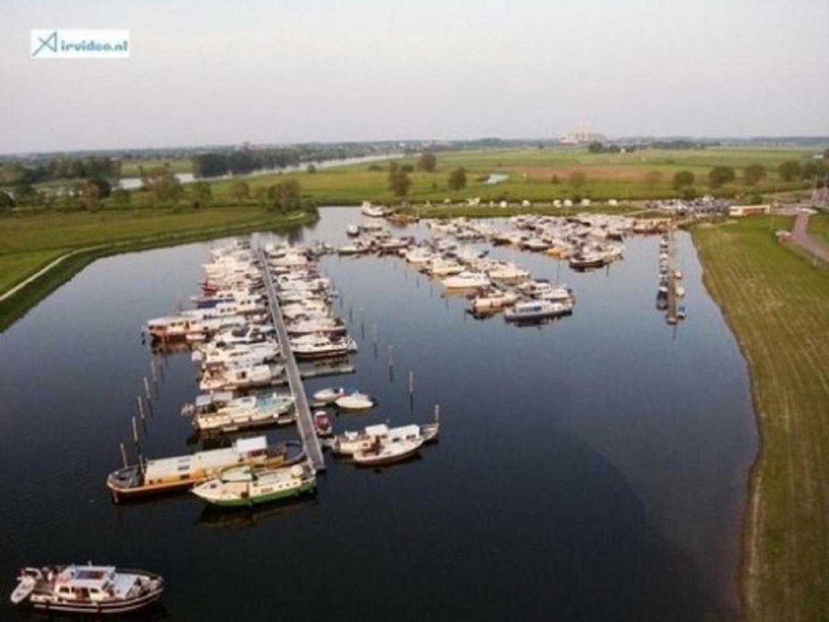 Tiny Hanzeboat Botel 3*